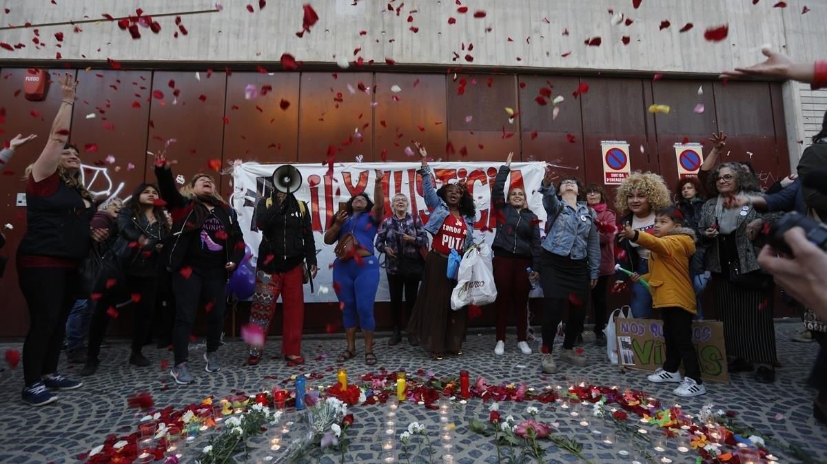 Acto de homenaje a Lili, la víctima de trata fallecida en abril del 2019 en Barcelona. Acto de homenaje a Lili, la víctima de trata fallecida en abril del 2019 en Barcelona.