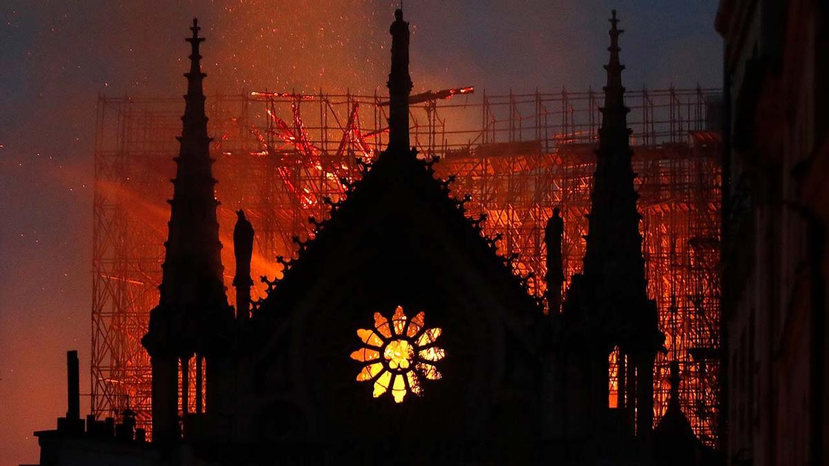 Macron da las gracias a quienes salvaron la catedral de Notre Dame hace un año