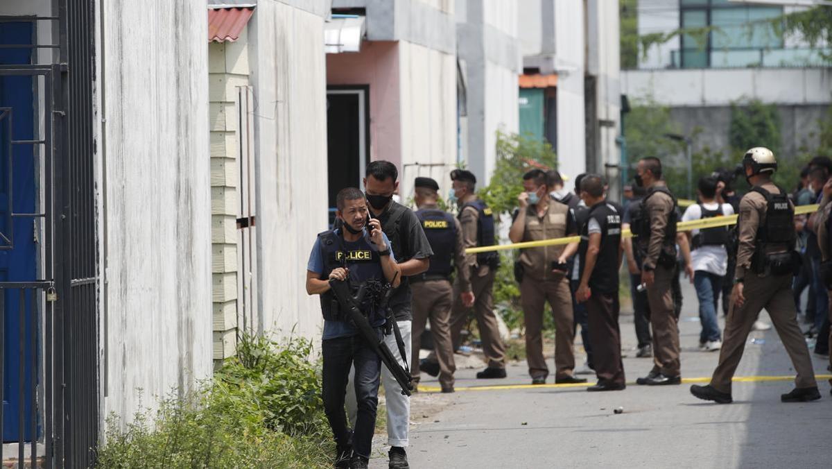 La Policía tailandesa detiene a un exoficial armado atrincherado más de 24 horas.