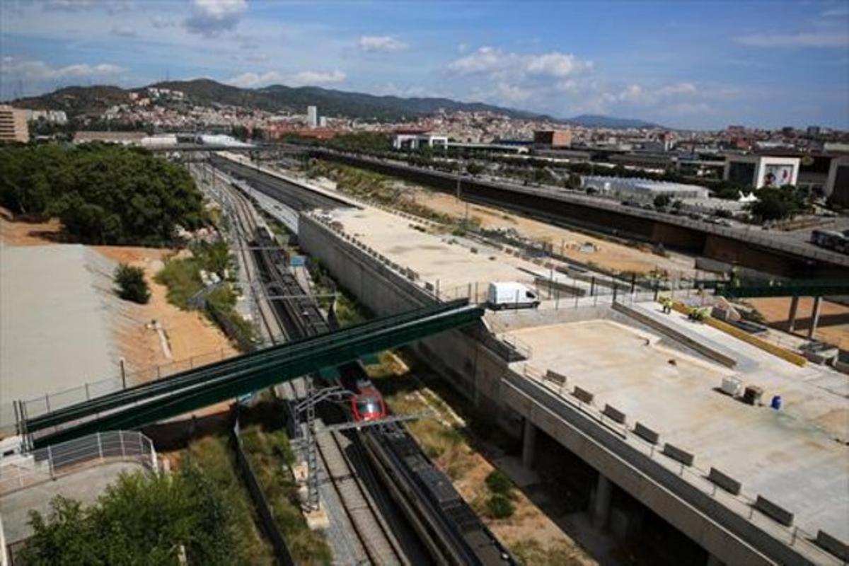 Pasarela provisional que salvará las obras paralizadas de la estación de Rodalies de Sant Andreu Comtal, ayer.