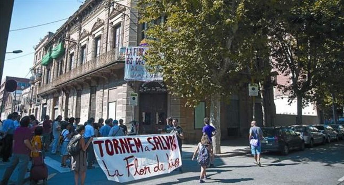Decenas de vecinos del Poblenou se manifiestan contra el cierre del histórico ateneo La Flor de Maig, en junio, en la calle del Doctor Trueta. Decenas de vecinos del Poblenou se manifiestan contra el cierre del histórico ateneo La Flor de Maig, en junio, en la calle del Doctor Trueta.