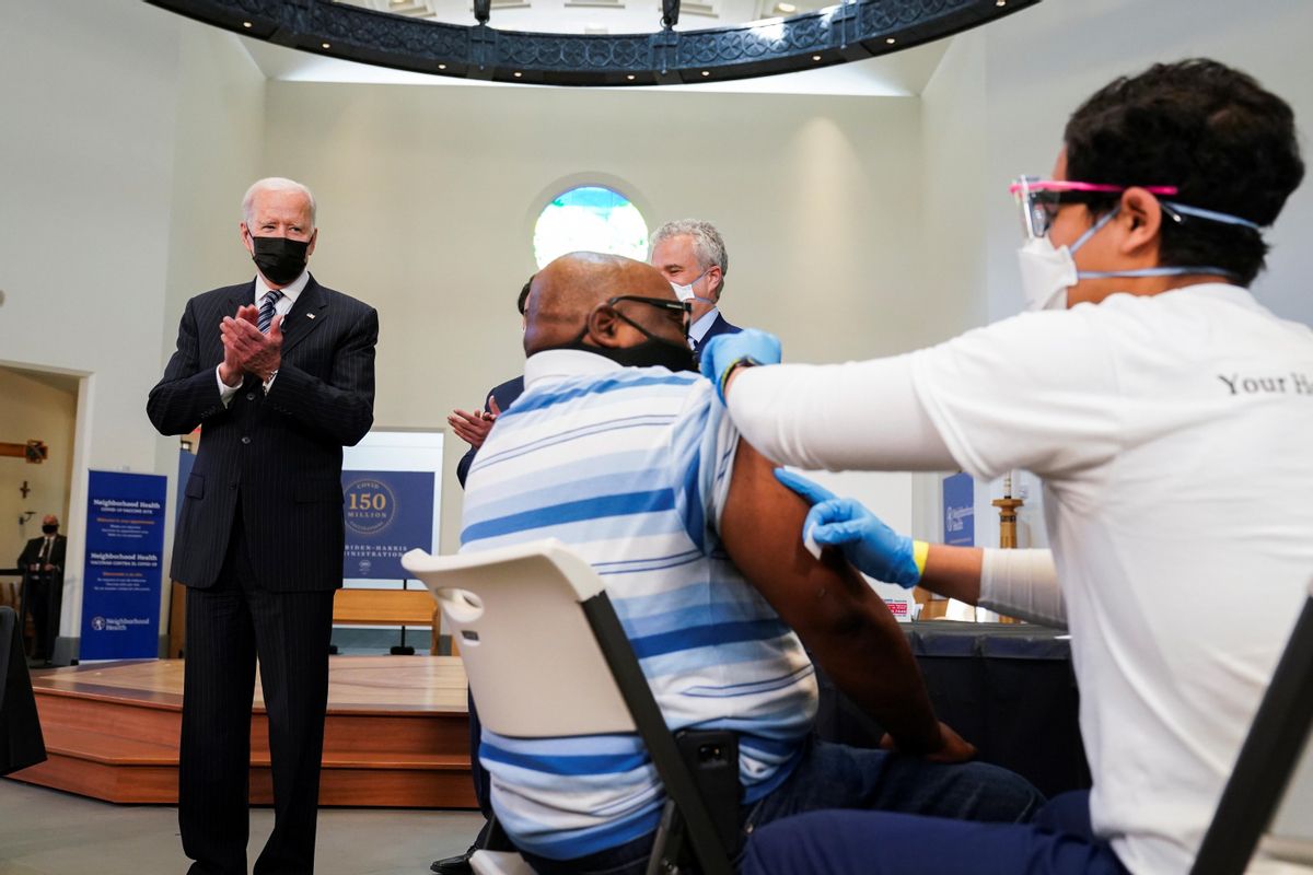 El presidente de EEUU, Joe Biden, aplaude a un hombre que se vacuna en Alexandria, Virginia. El presidente de EEUU, Joe Biden, aplaude a un hombre que se vacuna en Alexandria, Virginia.