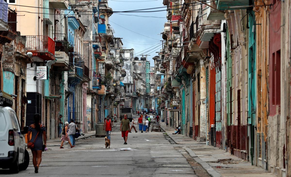 Fotografía de varios transeúntes en una calle de La Habana.