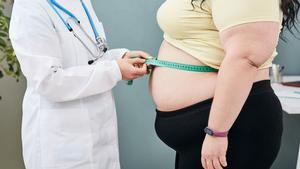 Una mujer obesa, en la consulta del especialista.