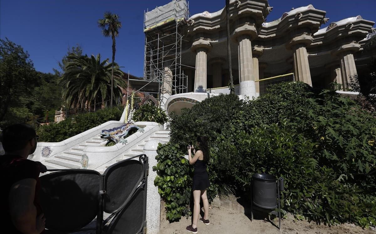 El Park Güell sin turistas vuelve a ser un espacio para los vecinos de Barcelona. El Park Güell sin turistas vuelve a ser un espacio para los vecinos de Barcelona.