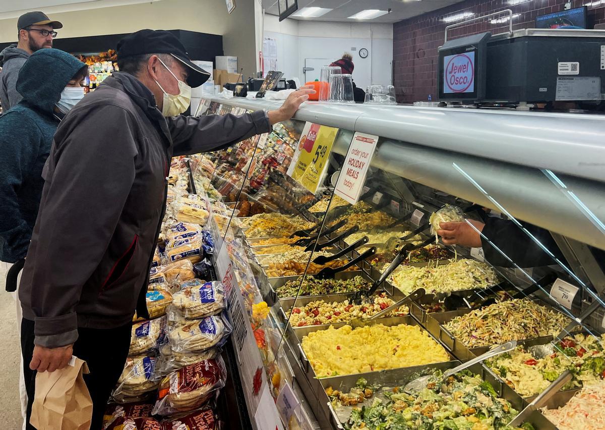 Compradores en un supermercado para la festividad de Acción de Gracias en Chicago, Estados Unidos.