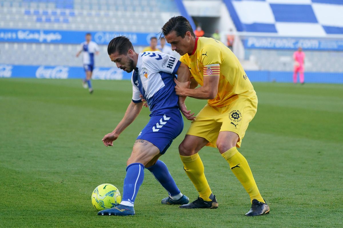 Heber Pena y Bernardo pelean por un balón. Heber Pena y Bernardo pelean por un balón.