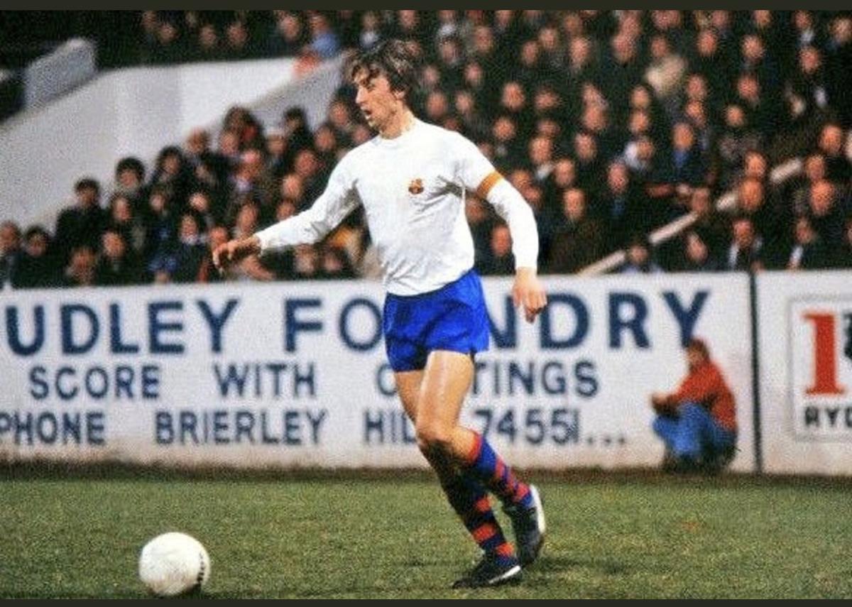 Johan Cruyff, con la camiseta blanca.