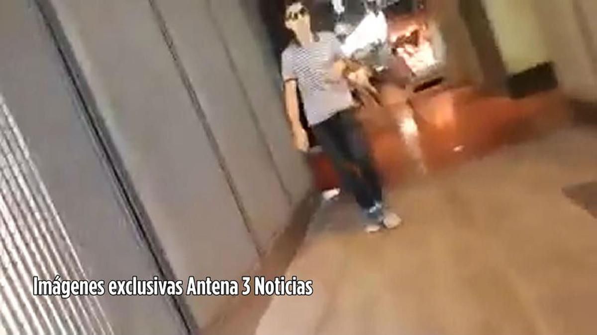 Younes Abouyaaqoub, en su huida por la Boqueria, tras el atentado en la Rambla. Younes Abouyaaqoub, en su huida por la Boqueria, tras el atentado en la Rambla.
