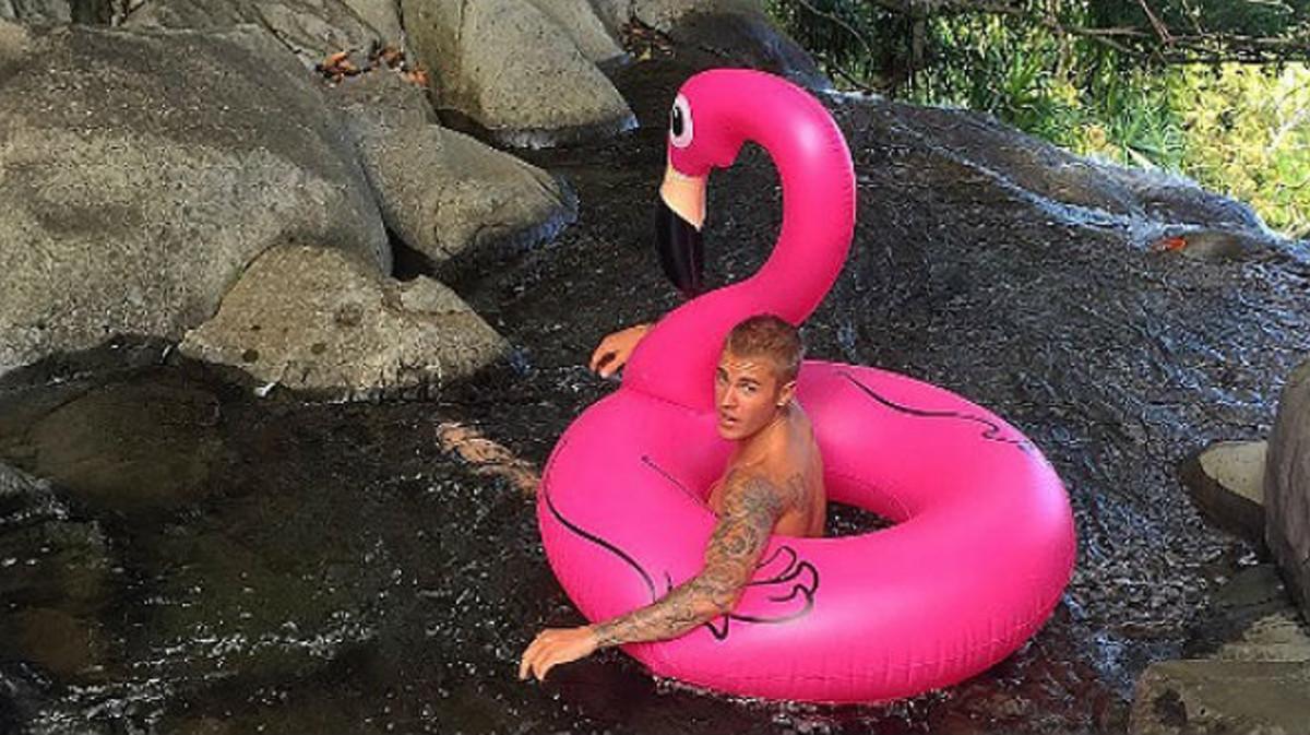 Justin Bieber, en el 2016, también se apuntó a la moda de los flotadores gigantes.