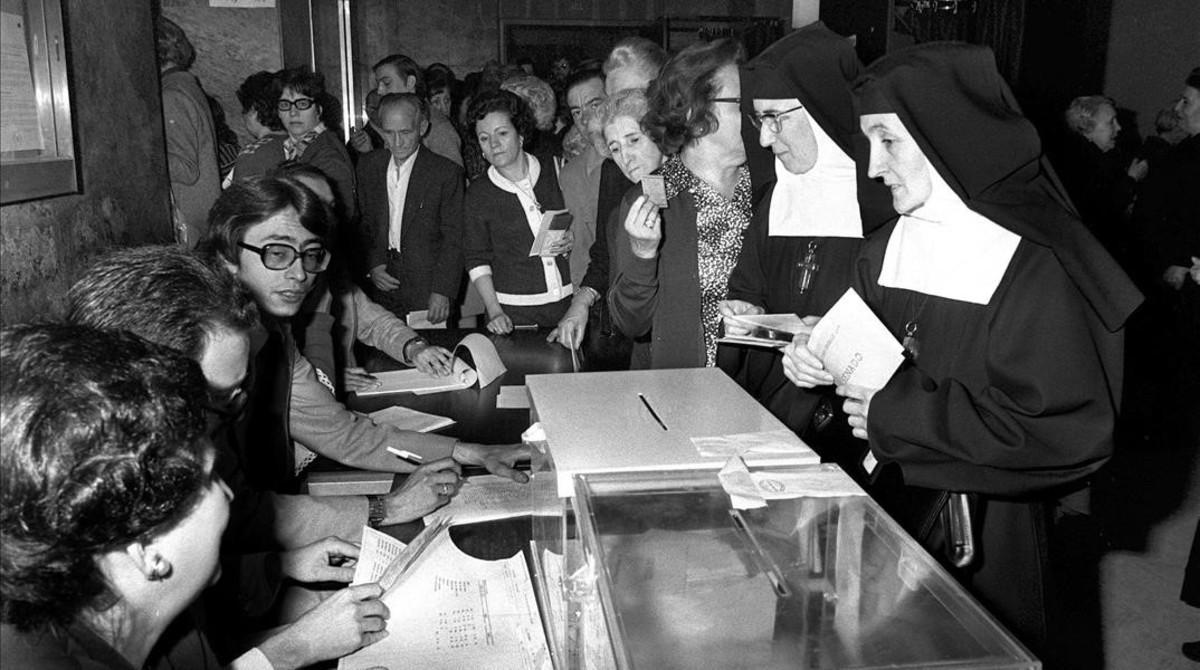 Unas monjas votan en un colegio electoral, el 15 de junio de 1977.
