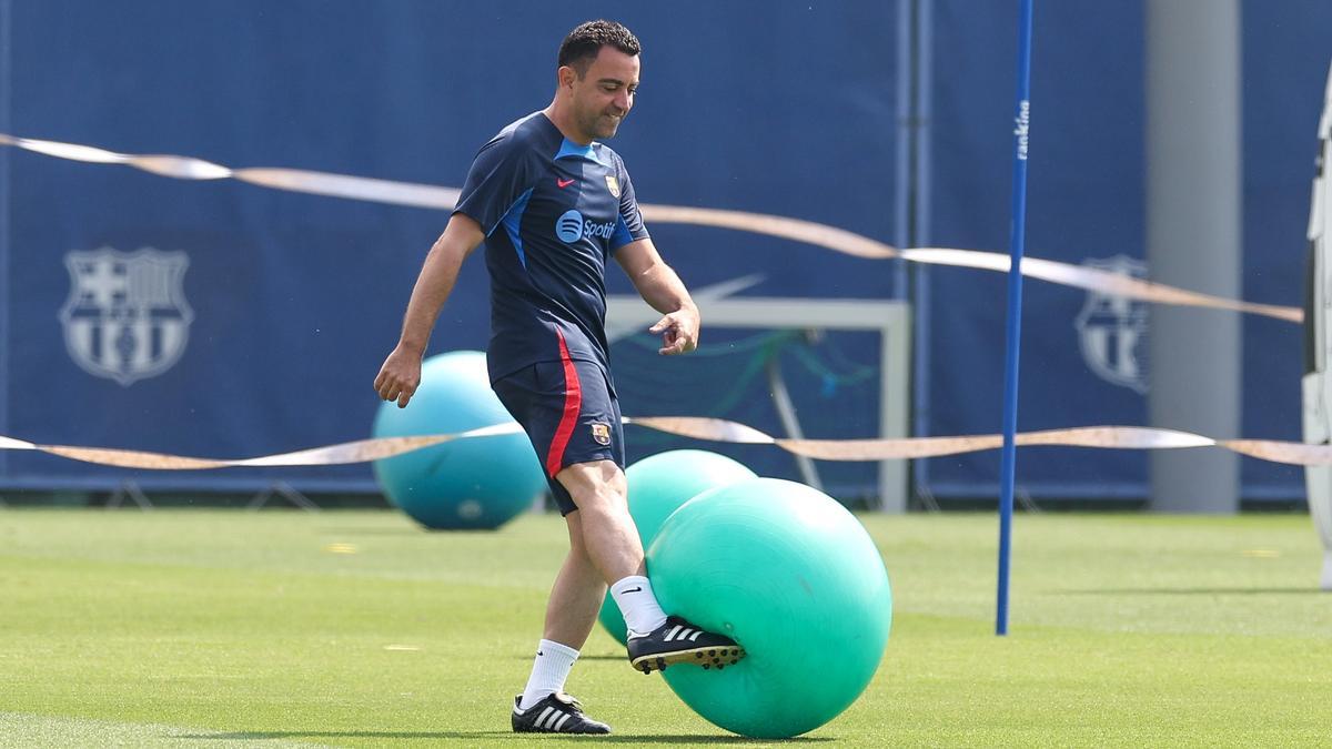 Xavi chuta un balón. Xavi chuta un balón.