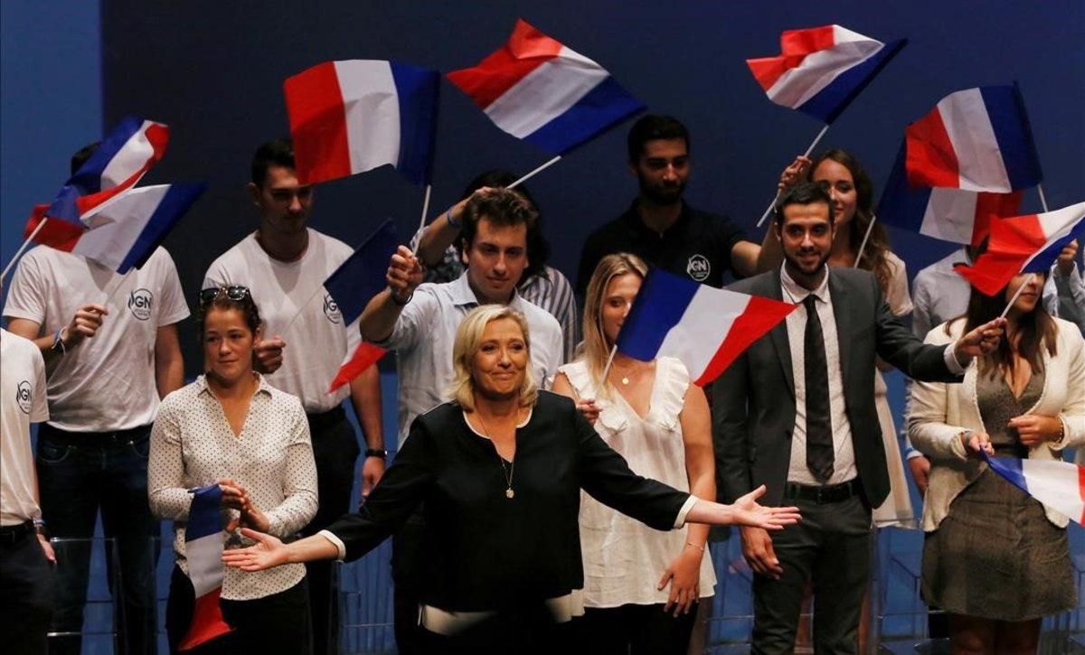 Marine Le Pen saluda al público al final de su intervención en un acto en la localidad francesa de Fréjus. Marine Le Pen saluda al público al final de su intervención en un acto en la localidad francesa de Fréjus.
