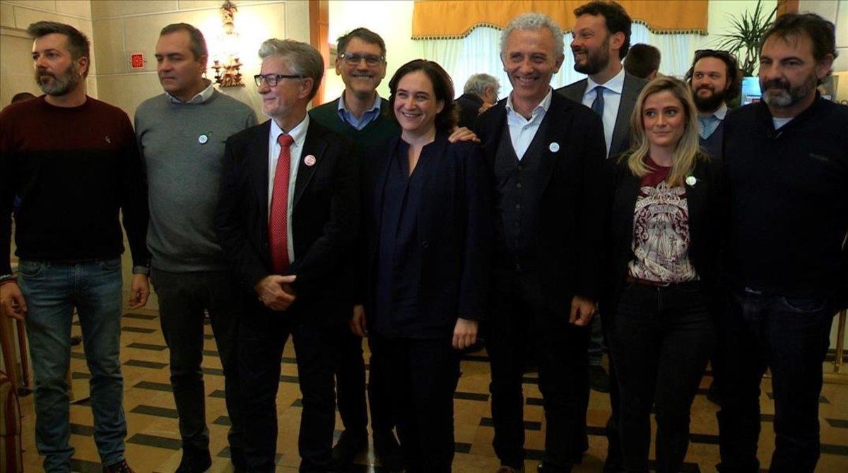 Ada Colau (centro), junto a los demás alcaldes que han participado en el encuentro sobre inmigración y el director de Open Arms, Oscar Camps (derecha). Ada Colau (centro), junto a los demás alcaldes que han participado en el encuentro sobre inmigración y el director de Open Arms, Oscar Camps (derecha).