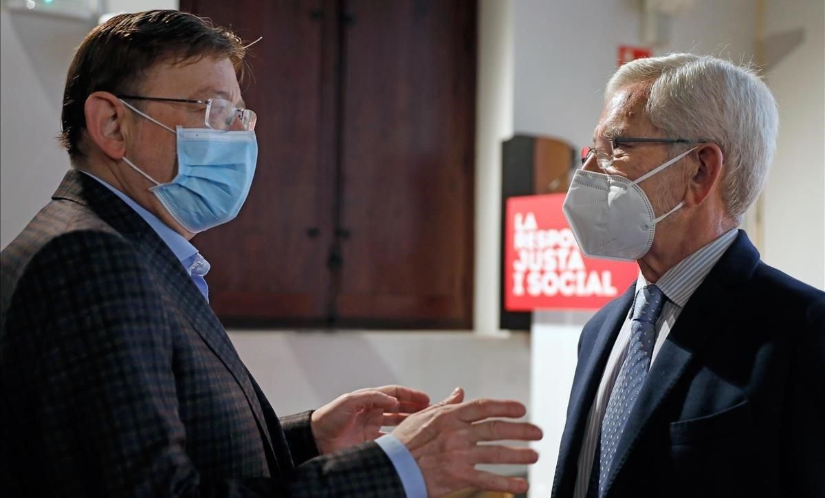 El presidente valenciano, Ximo Puig (izquierda), conversa con el ’expresident’ Joan Lerma en el homenaje a Ernest Lluch. El presidente valenciano, Ximo Puig (izquierda), conversa con el ’expresident’ Joan Lerma en el homenaje a Ernest Lluch.