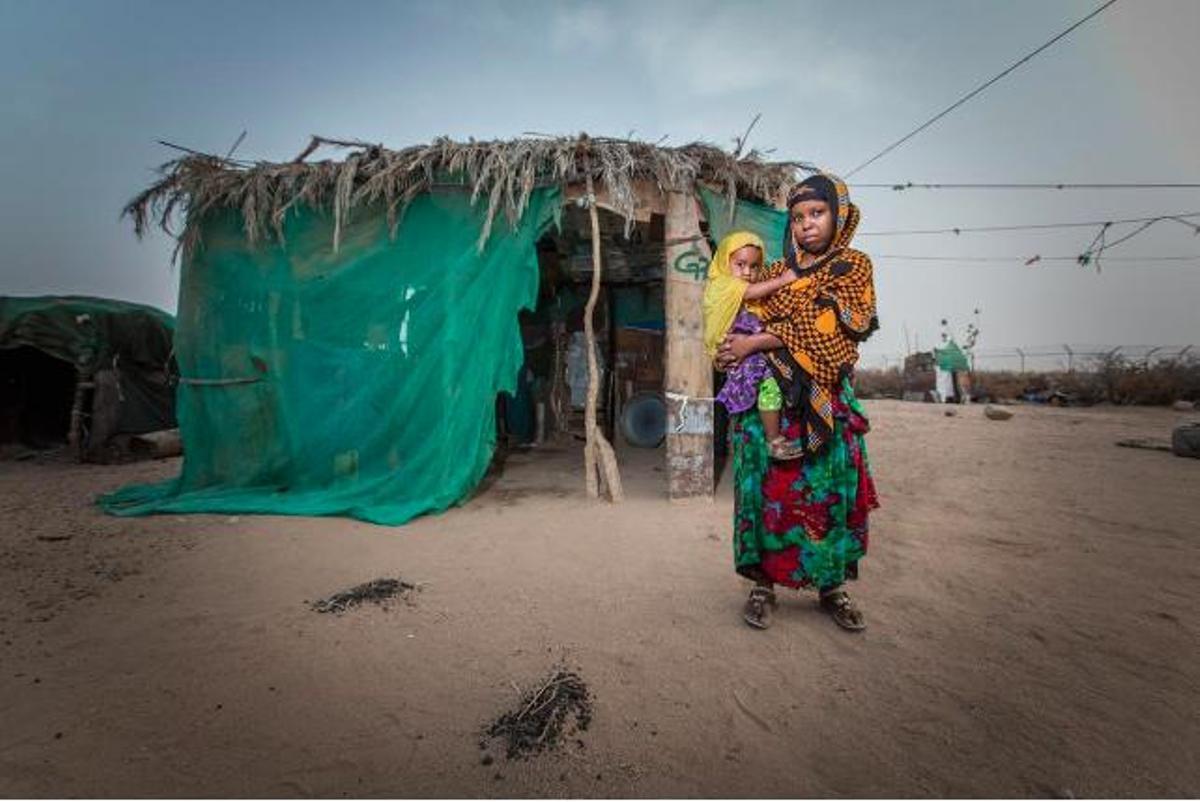 Una madre coge en brazos a su bebé, en Somalia, país azotado por la hambruna