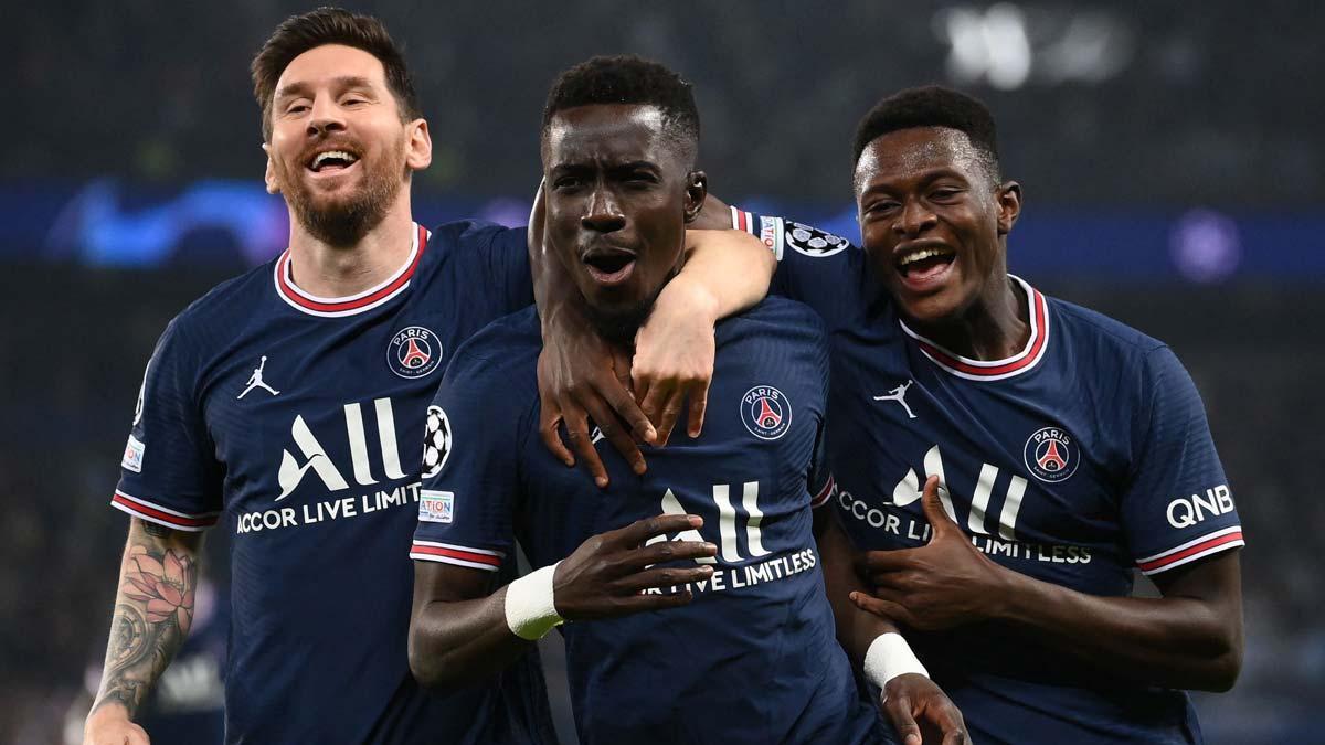 Idrissa Gana Gueye (centro) celebrando un gol del Paris Saint-Germain