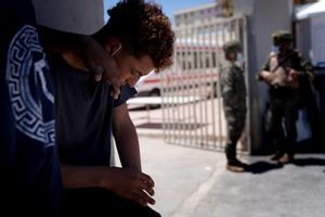 El contingente de migrantes que entró en Ceuta a nado se reduce en un goteo de retornos voluntarios a Marruecos.