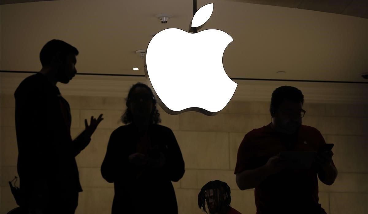 Empleados de una tienda minorista de Apple en Nueva York. Empleados de una tienda minorista de Apple en Nueva York.