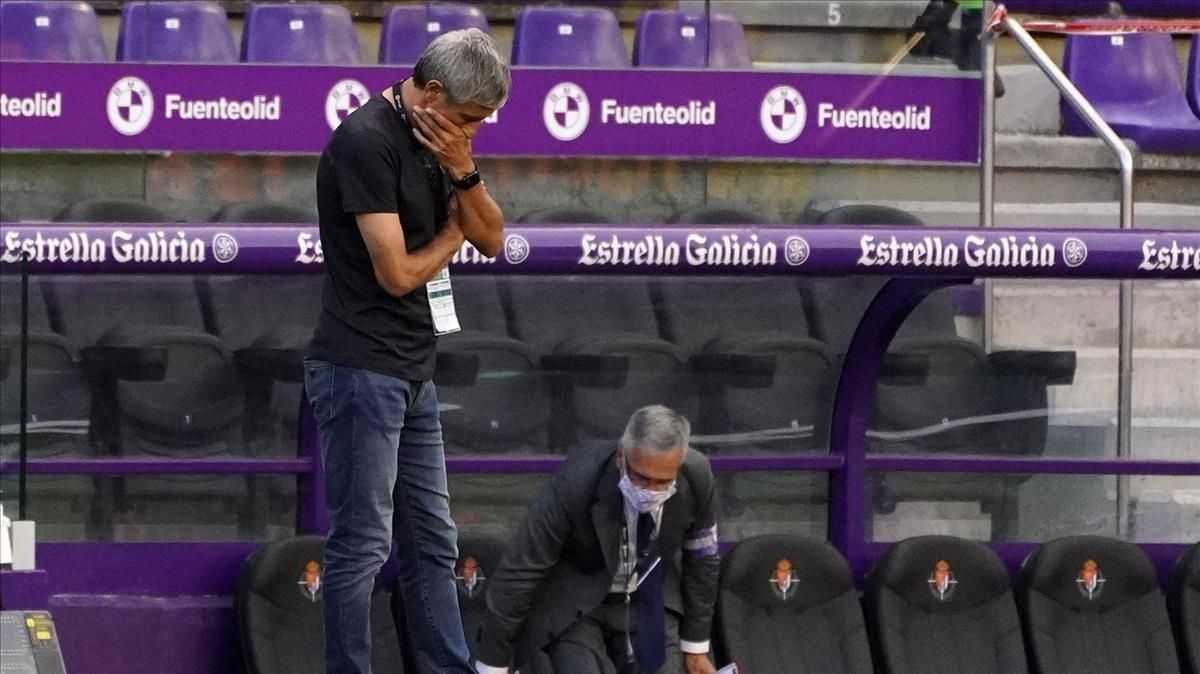 Setién, con preocupación, asiste al choque del Barça contra el Valladolid en el Nuevo Zorrilla. Setién, con preocupación, asiste al choque del Barça contra el Valladolid en el Nuevo Zorrilla.