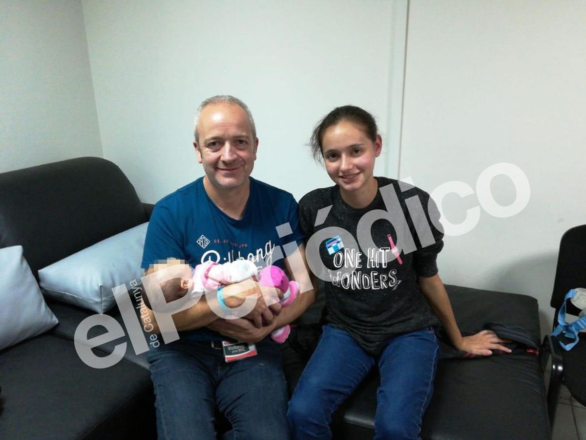 Patricia Aguilar, la joven rescatada de una secta en Perú, junto a su padre -Alberto- y la hija que ha tenido durante su cautiverio. Patricia Aguilar, la joven rescatada de una secta en Perú, junto a su padre -Alberto- y la hija que ha tenido durante su cautiverio.