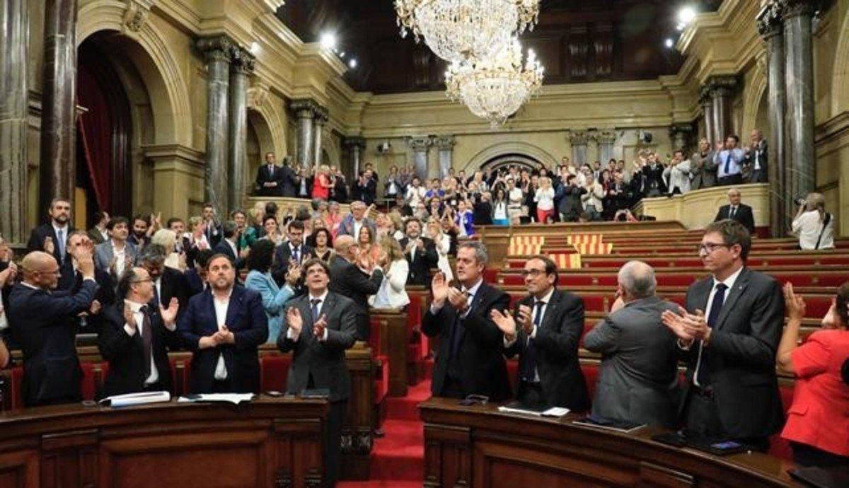 Pleno del Parlamento en el que se aprobó la ley del referéndum. Pleno del Parlamento en el que se aprobó la ley del referéndum.