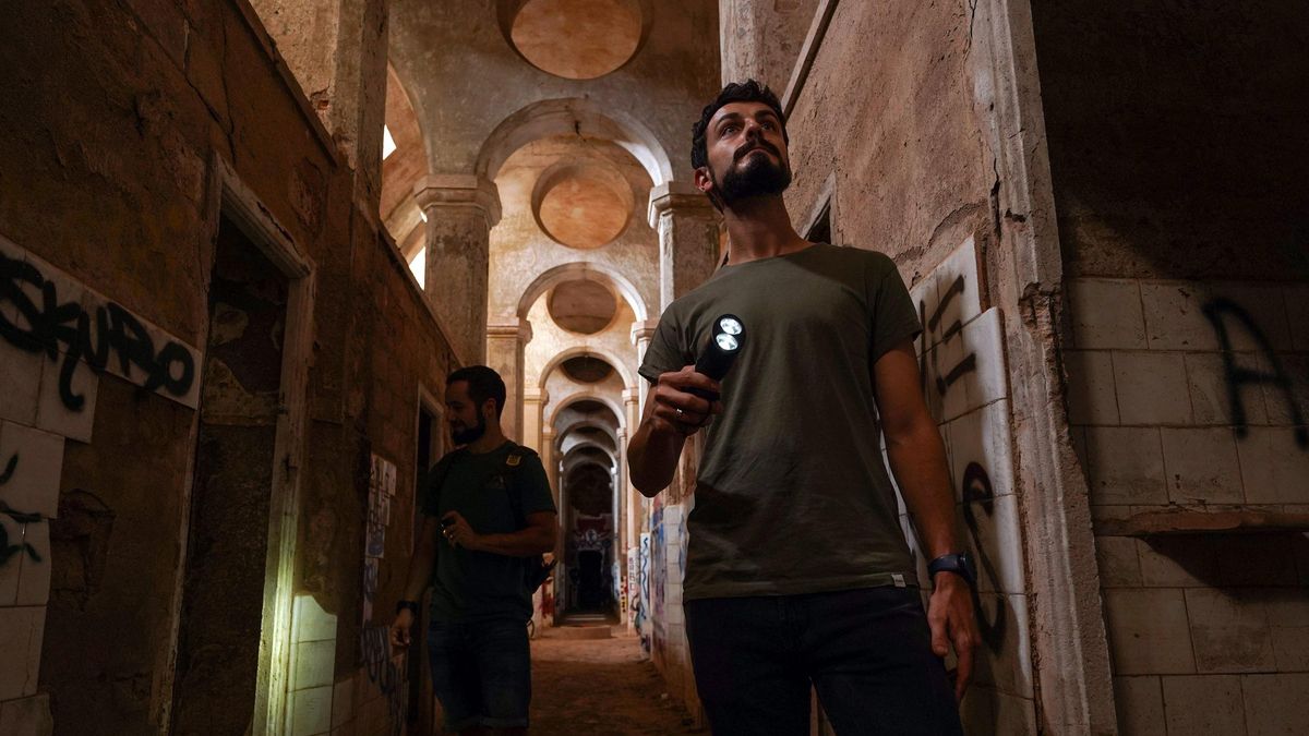 Mumi (derecha) y su hermano examinan un balneario ruinoso. Esta es “la Meca de Barcelona de los lugares abandonados”. Mumi (derecha) y su hermano examinan un balneario ruinoso. Esta es “la Meca de Barcelona de los lugares abandonados”.
