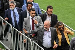El presidente de Brasil, Luiz Inácio Lula da Silva (izq.), acompañado de su esposa Rosangela Janja da Silva, asiste al velatorio de la leyenda del fútbol brasileño Pelé, ya fallecido.