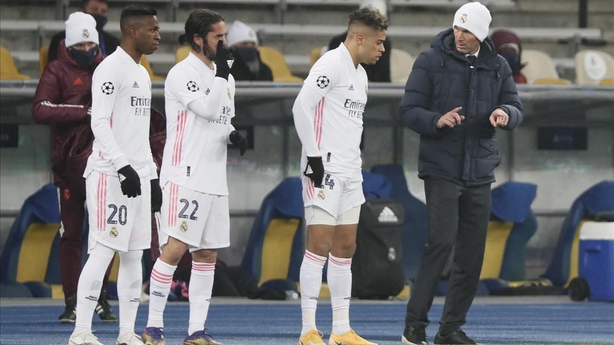 Zidane da instrucciones durante el triple cambio con Vinicius, Isco y Mariano. Zidane da instrucciones durante el triple cambio con Vinicius, Isco y Mariano.