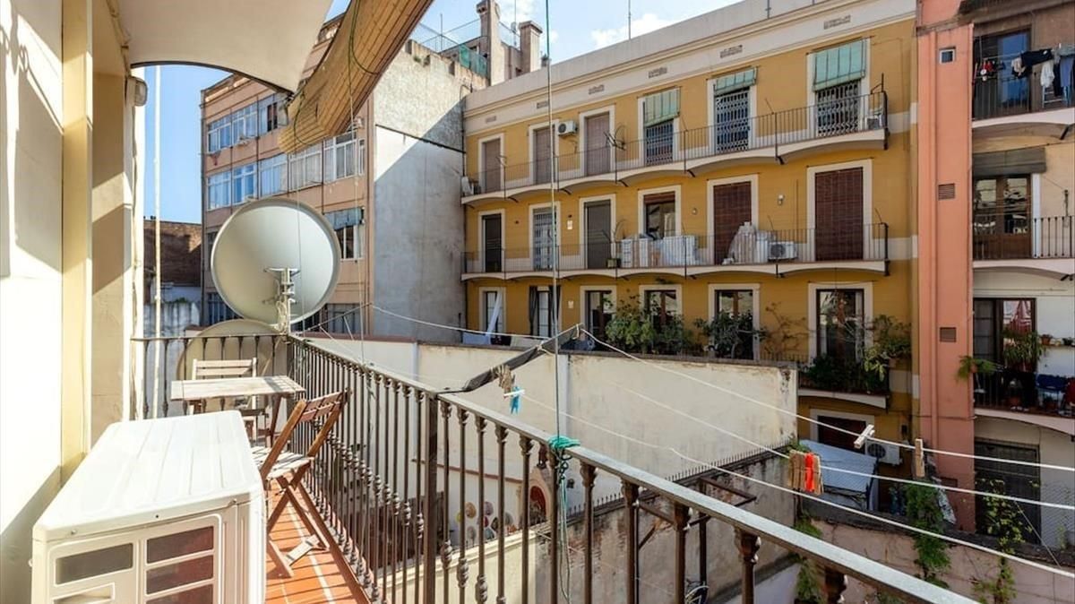 Balcón interior del piso alquilado fraudulentament por habitaciones junto al Arc de Triomf. Balcón interior del piso alquilado fraudulentament por habitaciones junto al Arc de Triomf.