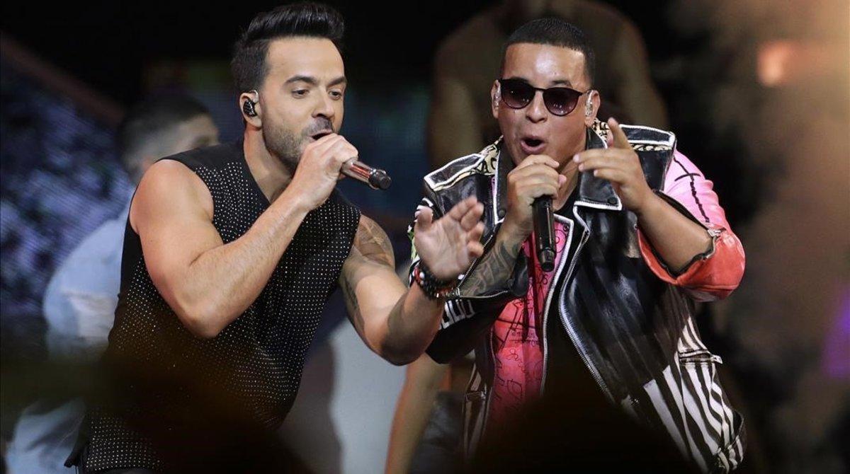 Luis Fonsi y Daddy Yankee durante su actuación en los premios Billboard 2017.