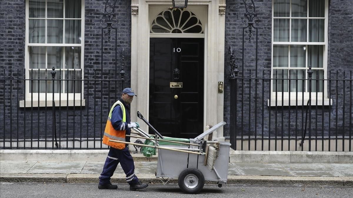 Un limpiador de calles afuera de 10 Downing Street en Londres miércoles 31 de julio de 2019 Un limpiador de calles afuera de 10 Downing Street en Londres miércoles 31 de julio de 2019