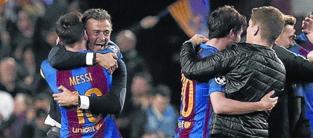 Luis Enrique y Messi se abrazan tras la victoria ante el PSG. A la derecha, Sergi Roberto y Robert Moreno, uno de los ayudantes del técnico.