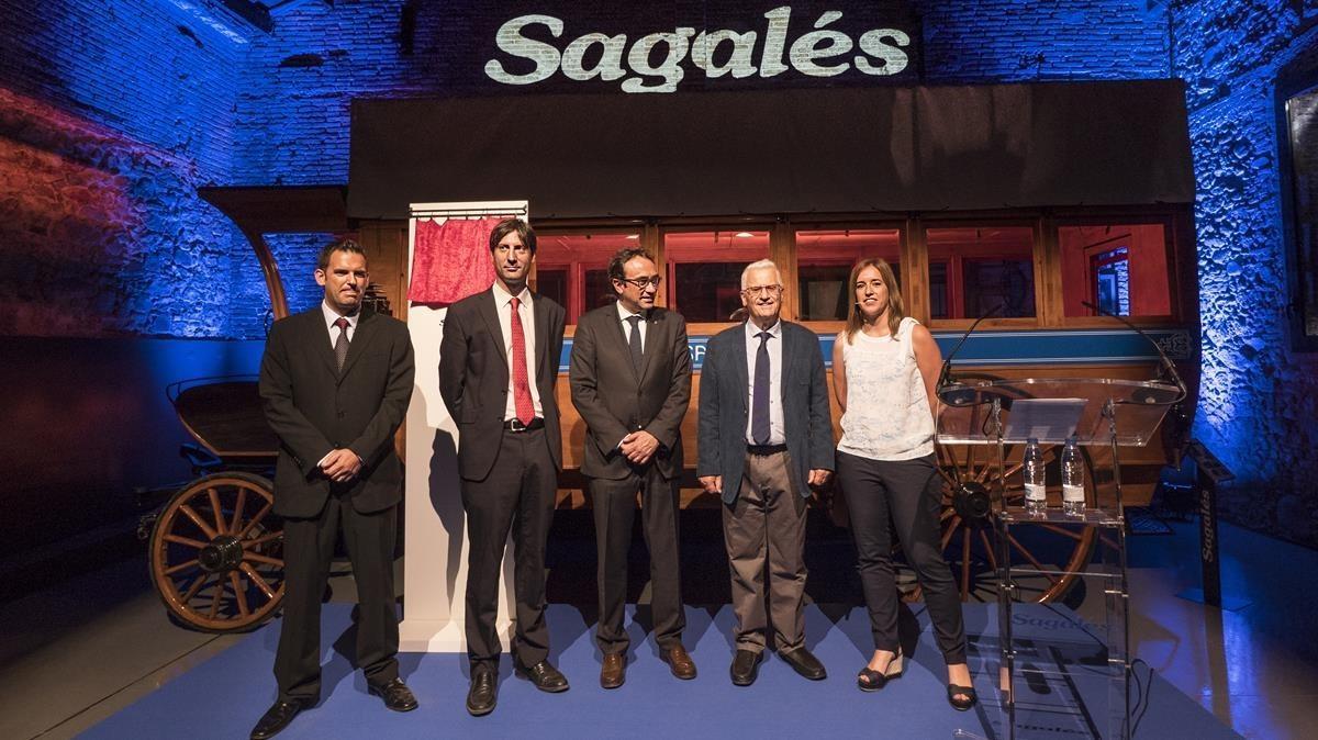 El ’conseller’ Josep Rull, en el centro, junto al alcalde de Caldes de Montbui, Josep Solé, y Francésc Sagalés, a su izquierda, y dos de los hijos de este, a los flancos.