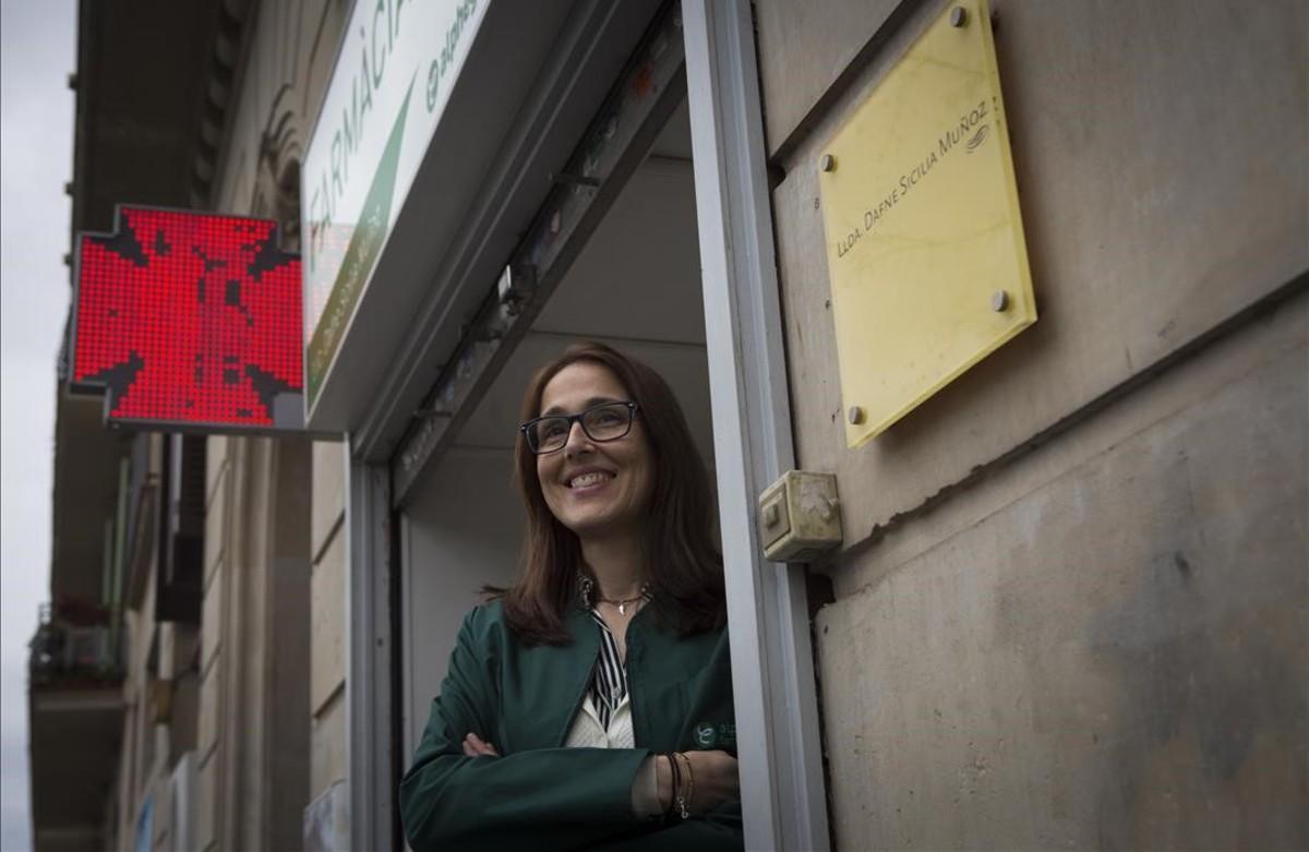 Dafne Sicilia, en su farmacia de Diputació, 12.