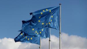 Banderas de la UE ondean en el exterior de la sede de la Comisión Europea, en Bruselas.
