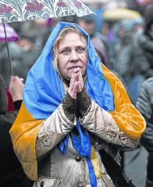 Concentración 8Una mujer ucraniana, en Maidan, en Kiev, ayer.