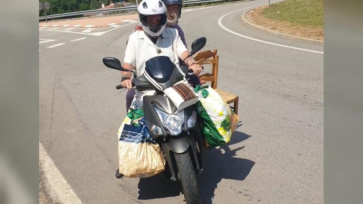 Denunciado el conductor de esta motocicleta en la carretera GI-682 en Blanes, por conducir con bolsas y objetos que dificultaban la libertad de movimientos.