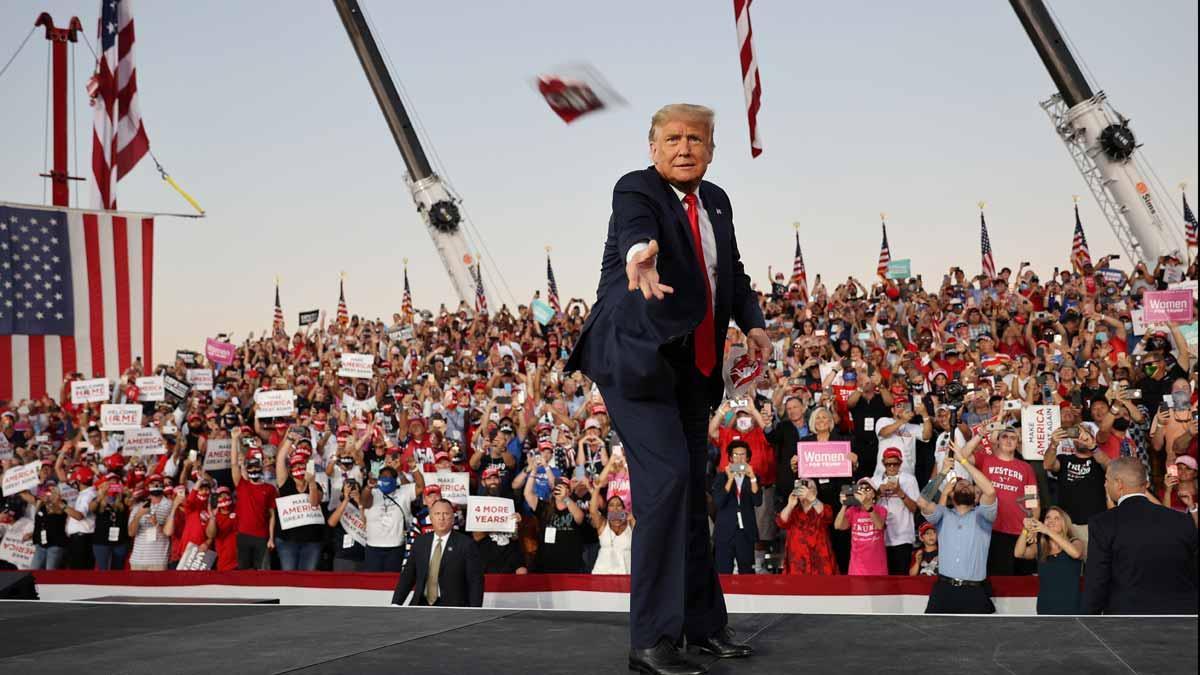 Trump pide vencer a la izquierda radical en su primer mitin tras enfermar de coronavirus.