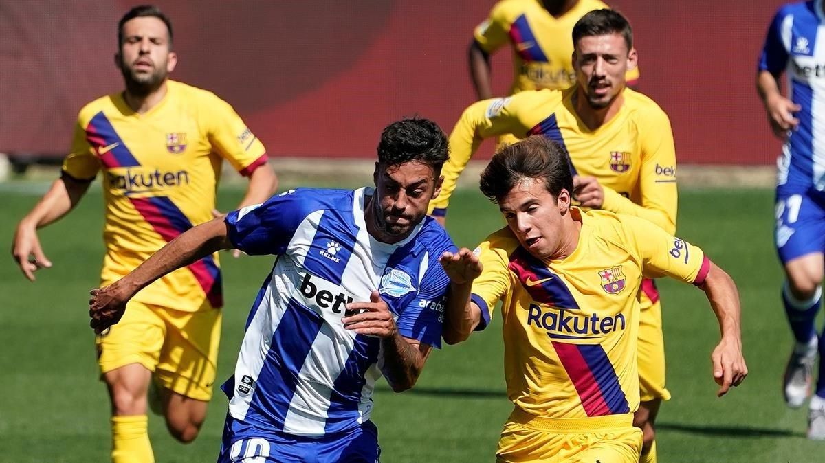 Riqui Puig pelea un balón con Camarasa ante Alba y Lenglet. Riqui Puig pelea un balón con Camarasa ante Alba y Lenglet.