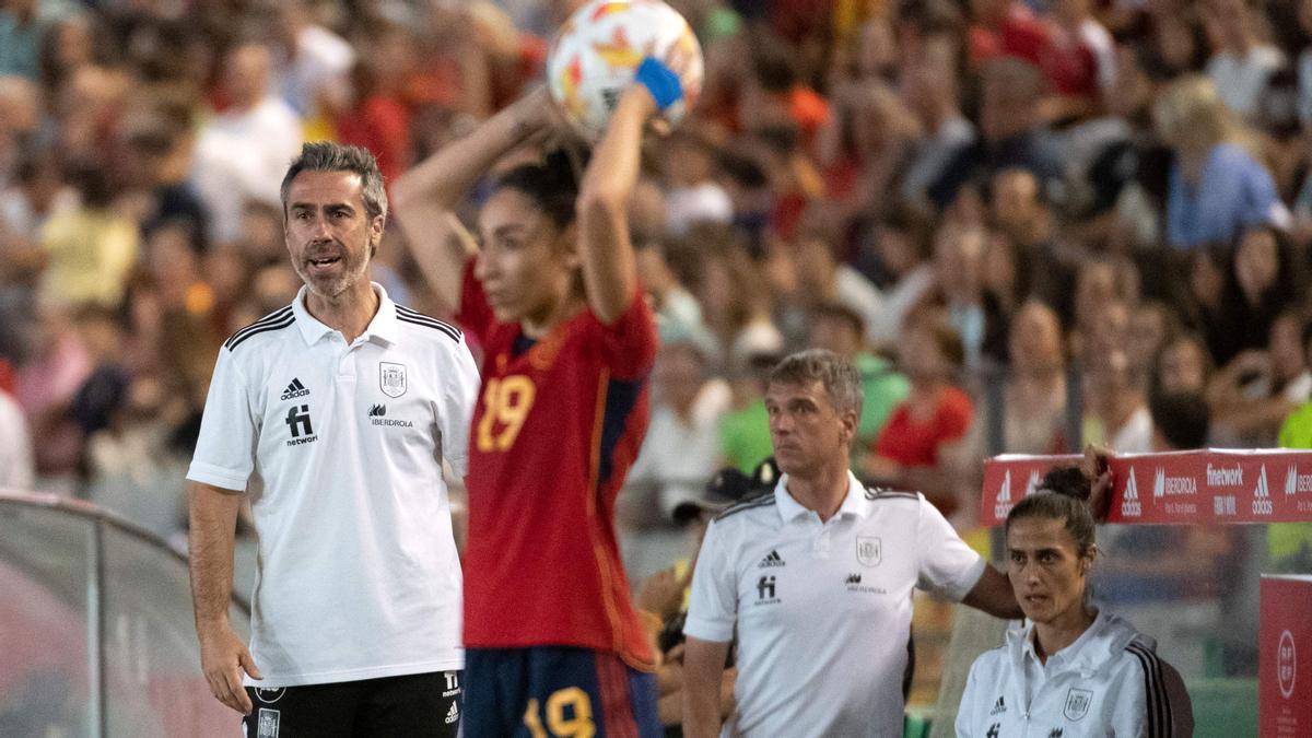 Jorge Vilda sigue el partido entre España y Suecia en Córdoba. 