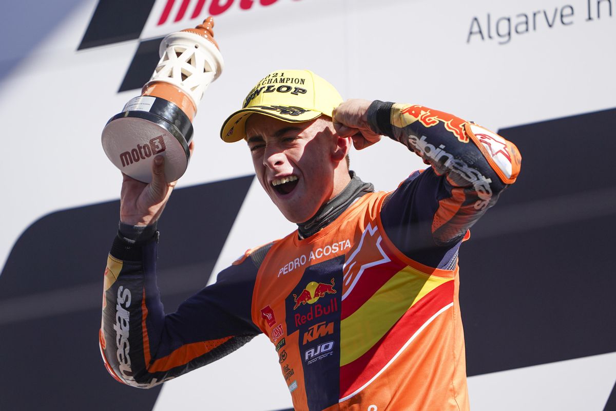 El murciano Pedro Acosta (KTM), feliz en el podio de Portimao. El murciano Pedro Acosta (KTM), feliz en el podio de Portimao.