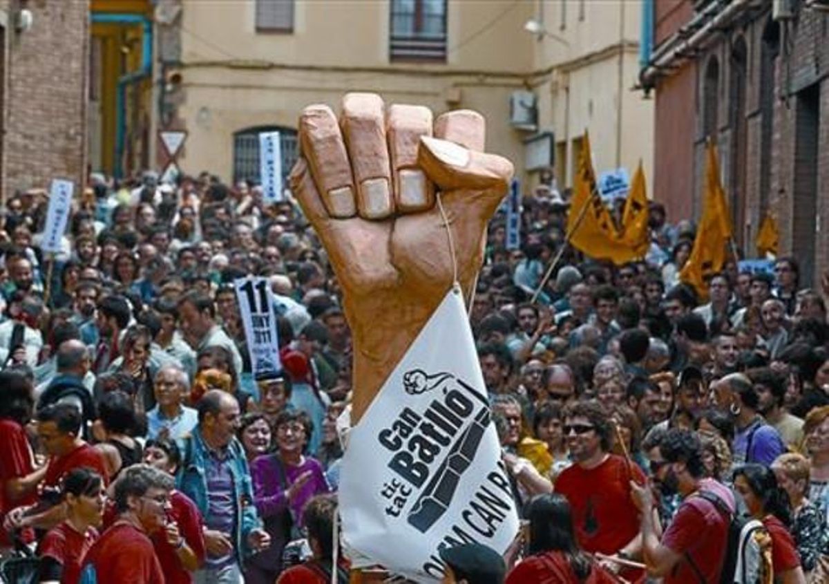 El puño de Can Batlló, símbolo de la lucha del barrio de la Bordeta, durante la fiesta de ayer en el recinto fabril. El puño de Can Batlló, símbolo de la lucha del barrio de la Bordeta, durante la fiesta de ayer en el recinto fabril.
