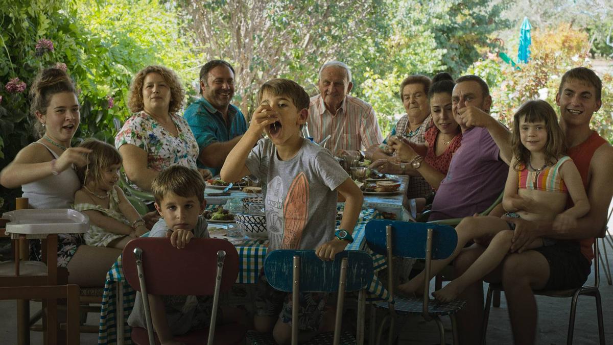 La familia Solé, reunida a la mesa en una escena de ’Alcarràs’.