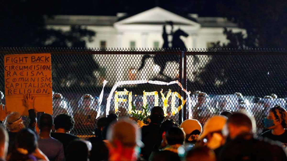 Miles de manifestantes ante la Casa Blanca, anoche.