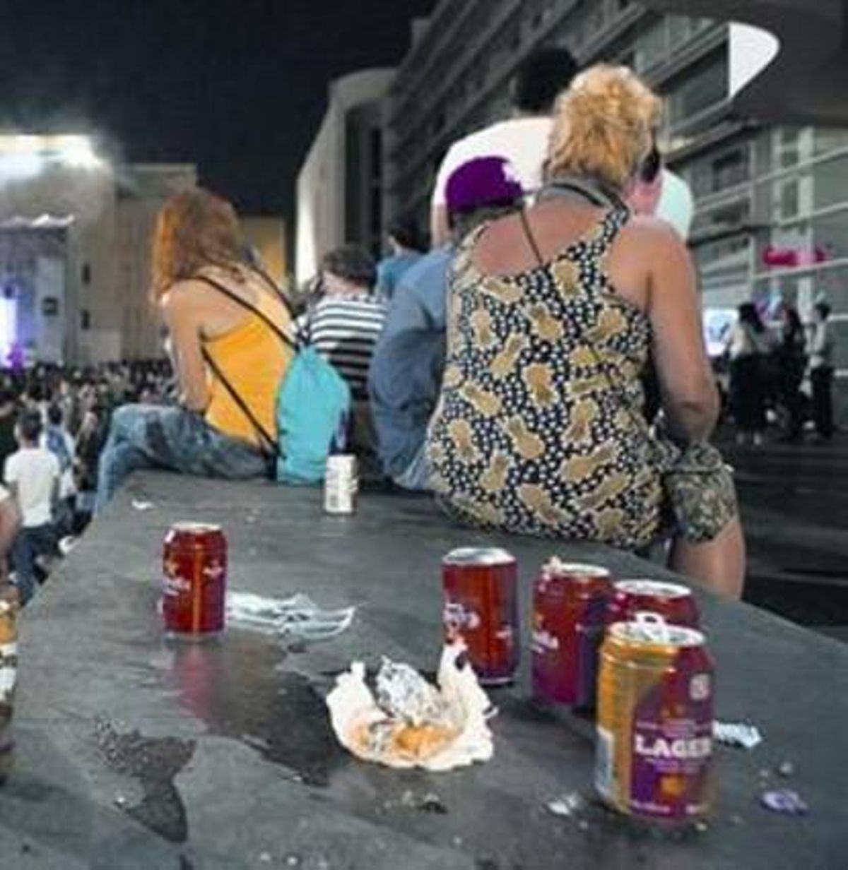 Consumo de alcohol en la calle en la plaza de los Àngels, en septiembre. Consumo de alcohol en la calle en la plaza de los Àngels, en septiembre.