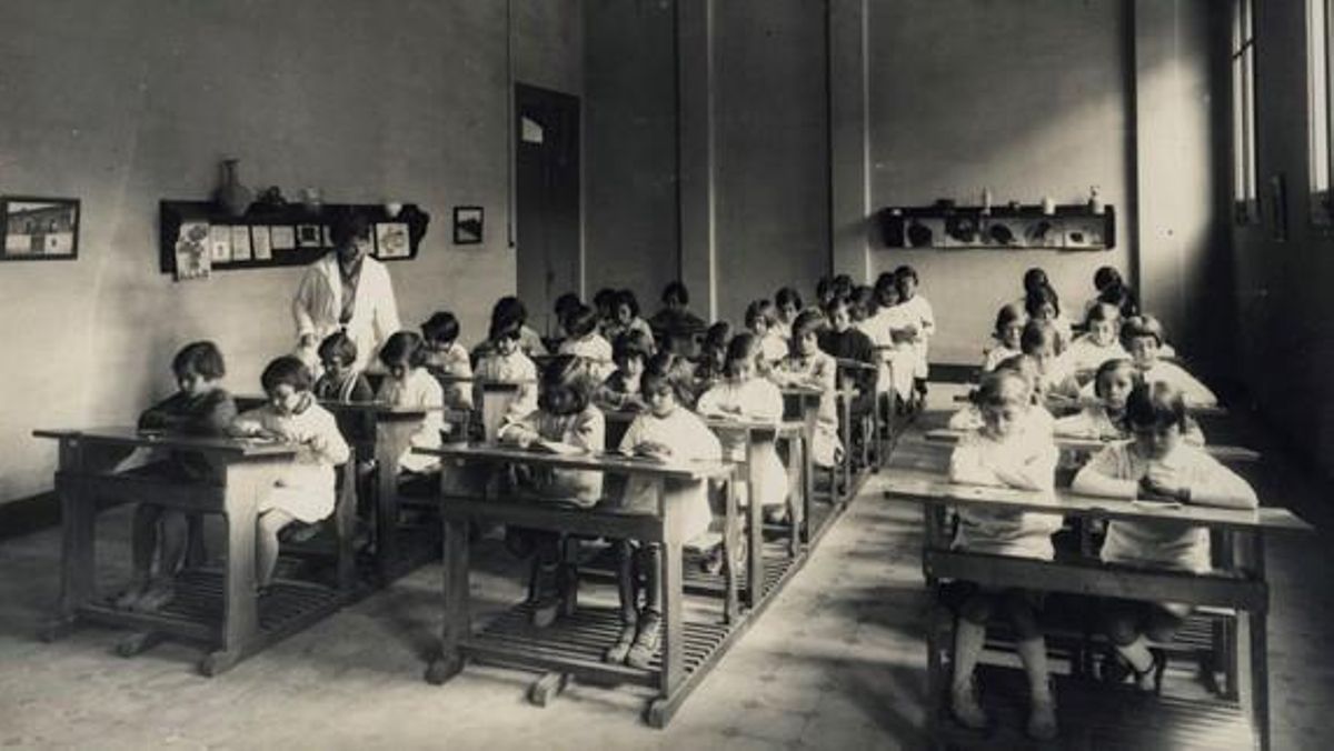 Aula del grupo escolar Giner de los Ríos de Barcelona en 1932. Aula del grupo escolar Giner de los Ríos de Barcelona en 1932.