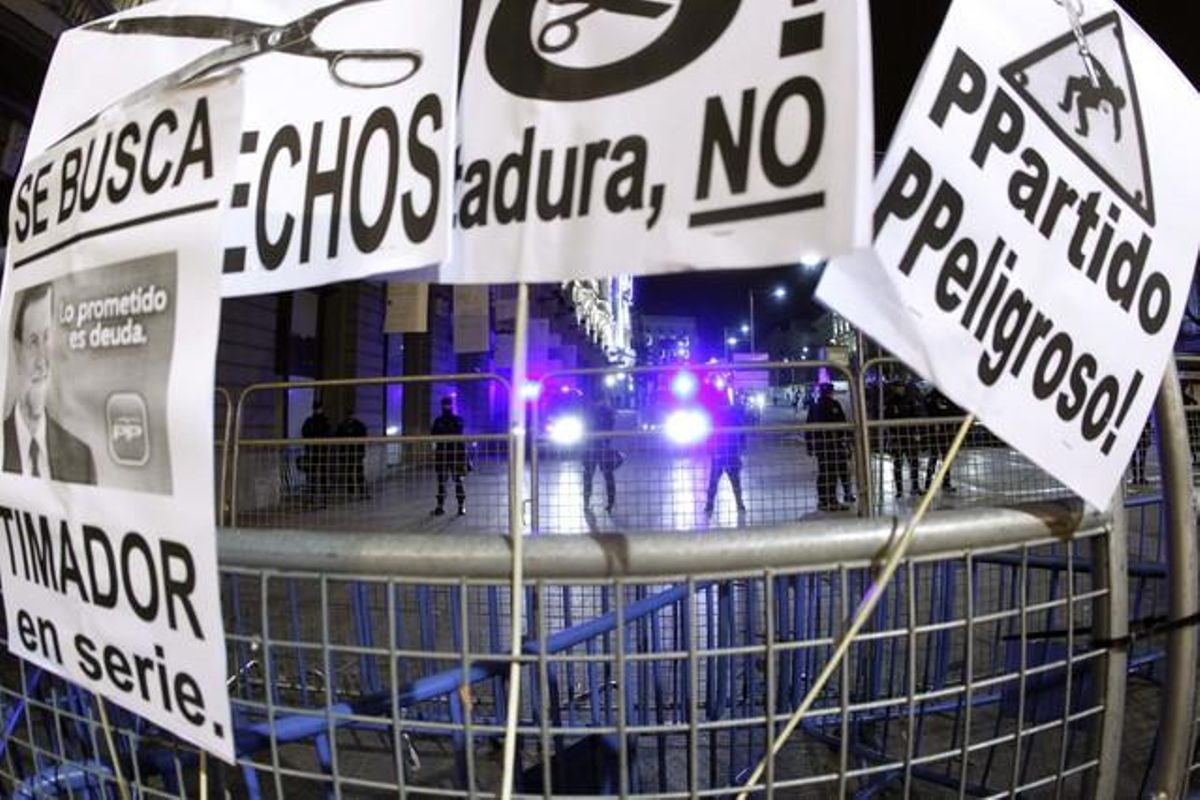Carteles colocados en el acceso a la Carrera de San Jerónimo por los participantes en la manifestación silenciosa contra los presupuestos de la deuda y la miseria. Carteles colocados en el acceso a la Carrera de San Jerónimo por los participantes en la manifestación silenciosa contra los presupuestos de la deuda y la miseria.