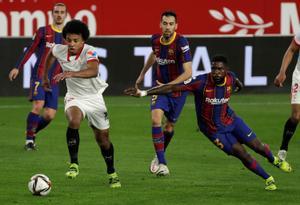 Koundé se escapa de Busquets y Umtiti en la jugada del 1-0 al Barça en el Sánchez Pizjuán.