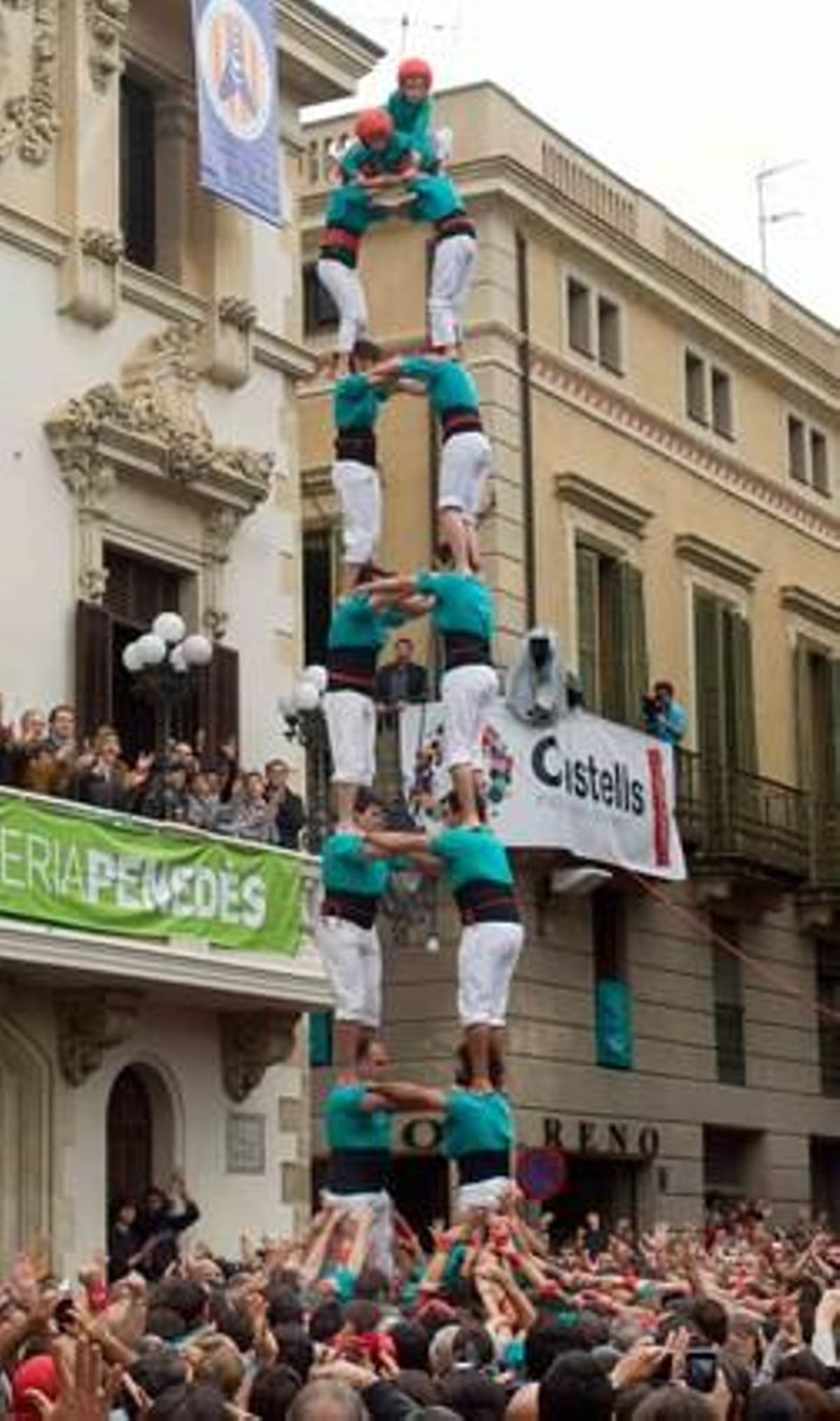 Los Castellers de Vilafranca cargaron y descargaron un 2 de 8. Los Castellers de Vilafranca cargaron y descargaron un 2 de 8.